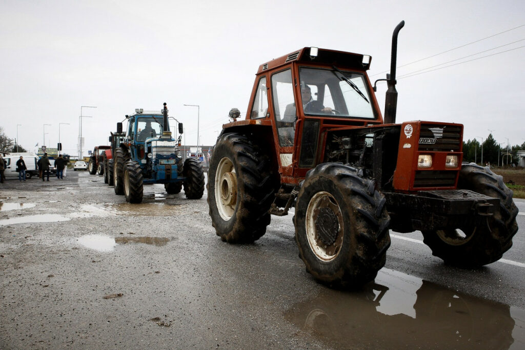 Σέρρες: Αγρότες πήγαν με τα τρακτέρ τους στο διοικητήριο