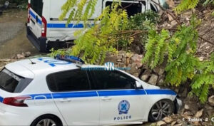 Ναύπακτος: Κατολίσθηση στο Α.Τ. Ναυπάκτου – Δυο οχήματα καταπλακώθηκαν.