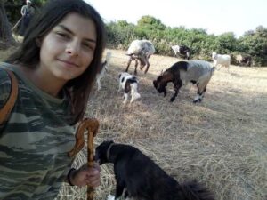 Μαρία Ρέτσα: H 20χρονη που βόσκει μόνη της 100 γιδοπρόβατα στην Εύβοια