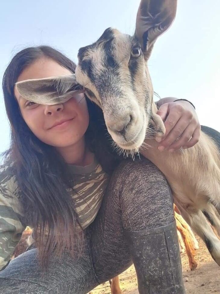 Μαρία Ρέτσα: Η 20χρονη κτηνοτρόφος που ξυπνάει από τα χαραμάτα και βόσκει 100 γιδοπρόβατα στην Εύβοια δίνει το παραδείγμα για την νέα γενιά