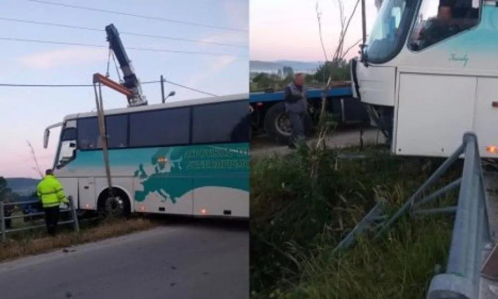 ΠΑΡΟΛΙΓΟ ΤΡΑΓΩΔΙΑ:Οδηγός λεωφορείου λιποθύμησε πάνω στο τιμόνι-Έπεσε στις μπάρες
