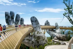 Γέφυρα στο Βιετνάμ στηρίζεται σε δύο γιγάντια χέρια και μοιάζει βγαλμένη από παραμύθι