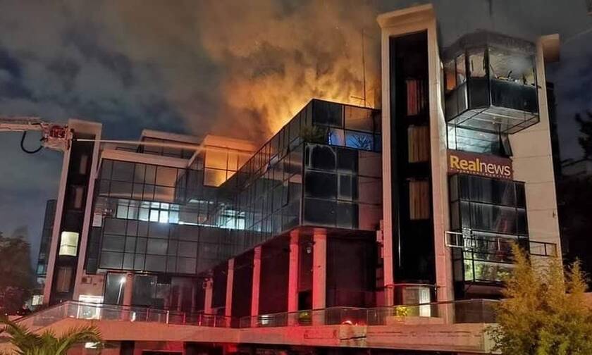 ΕΚΤΑΚΤΟ:Εμπρηστική επίθεση και Φωτιά στο συγκρότημα της REAL ΤΟΥ Ν.ΧΑΤΖΗΝΙΚΟΛΑΟΥ