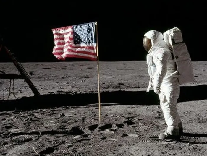 Τι απέγιναν οι σημαίες που κάρφωσαν οι αστροναύτες στην επιφάνεια της Σελήνης; Ποιοι και γιατί αμφισβήτησαν τις αμερικανικές αποστολές και πως απάντησε η NASA…