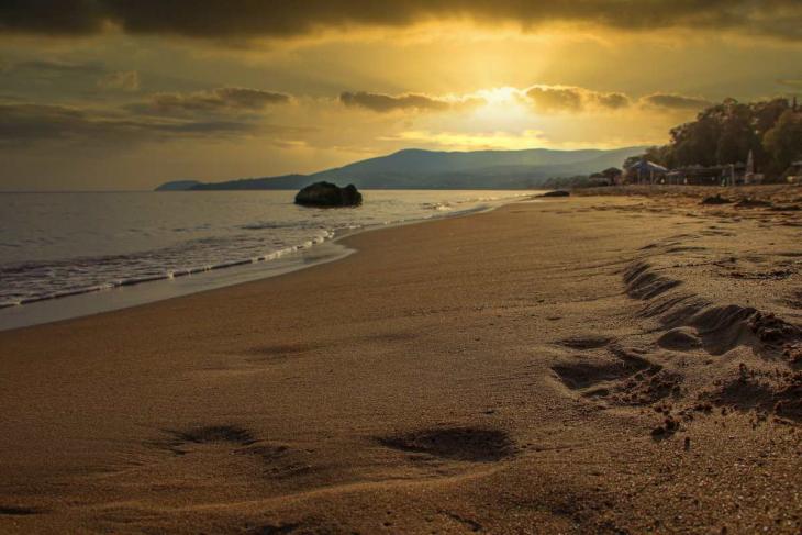 Η AΓΝΩΣΤΗ παραλία της Αττικής που θα σας μαγέψει![ΒΙΝΤΕΟ]