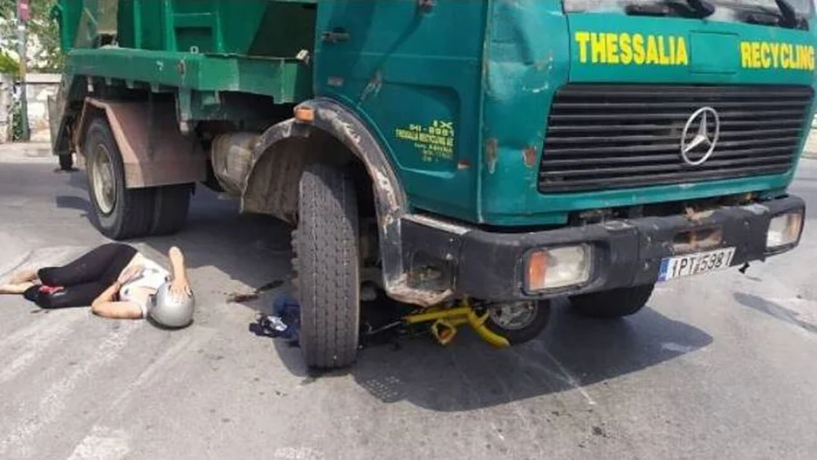 Σοκ στο Βόλο: Φορτηγό έσερνε 59χρονη κάτω από τις ρόδες
