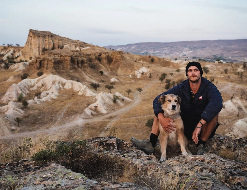 Ένας άνδρας και ο σκύλος του πέρασαν επτά χρόνια περπατώντας σε όλο τον κόσμο