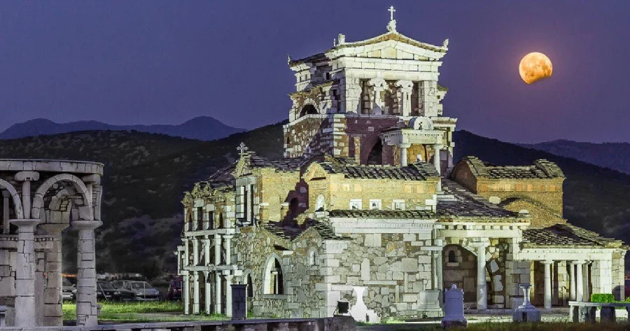 Η επιβλητική εκκλησία της Πελοποννήσου που είναι… μια από τις πιο παράξενες του κόσμου!