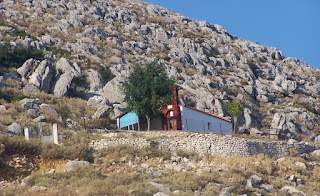 Κάηκε το μικρό και γραφικό εκκλησάκι της Αγίας Παρασκευής που είναι στη πλαγιά του Μπούμιστου πάνω από το Αρχοντοχώρι (videos και φωτογραφία).